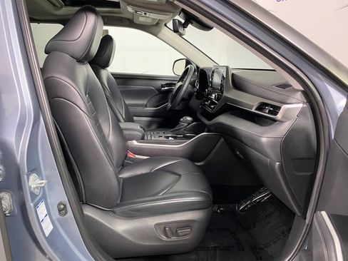 Certified 2021 Toyota Highlander XLE AWD/4WD image 9