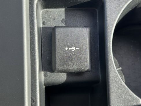 Used 2024 Jaguar F-PACE R-Dynamic S image 34