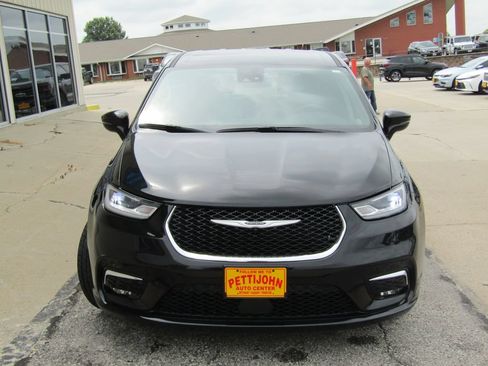 Used 2024 Chrysler Pacifica Touring-L FWD image 13