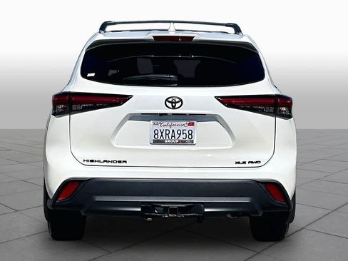 Used 2021 Toyota Highlander XLE AWD/4WD image 4