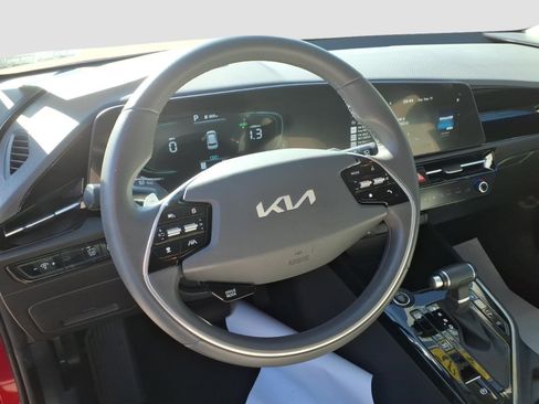 Used 2023 Kia Niro EX FWD image 12