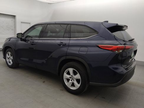 Used 2021 Toyota Highlander LE FWD image 3