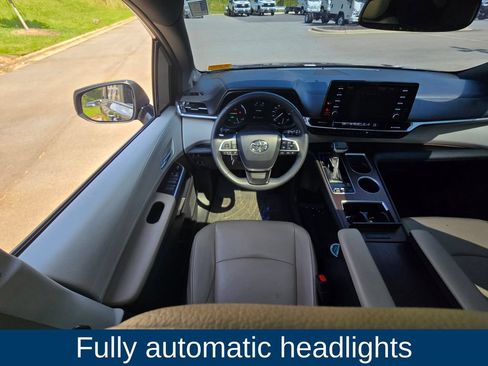 Used 2021 Toyota Sienna XLE w/ XLE Plus Package FWD image 15