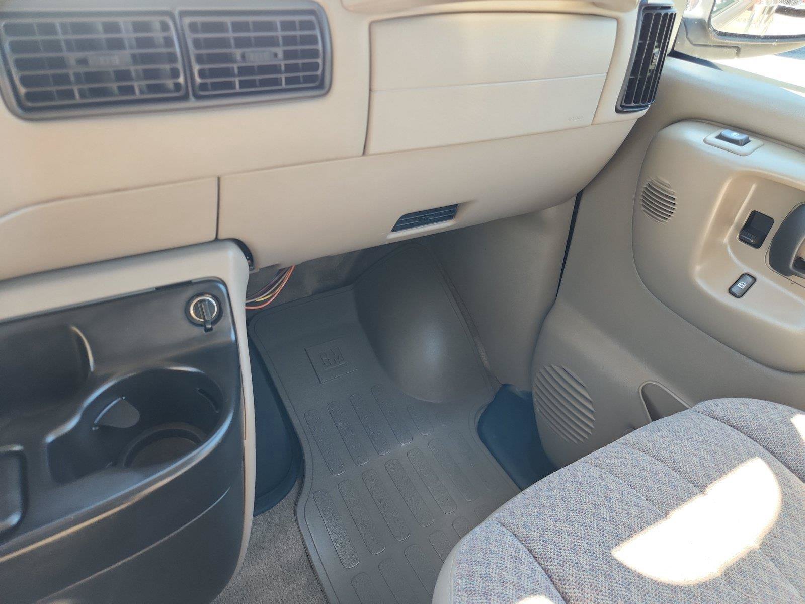 Used 2001 Chevrolet Express 1500 Passenger w/ LS Preferred Equipment Group RWD image 26