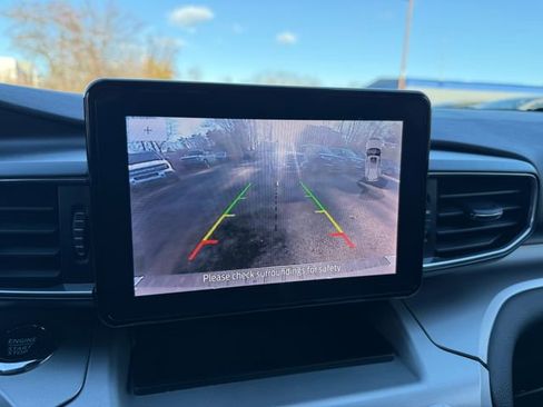 Certified 2022 Ford Explorer XLT w/ Equipment Group 202A AWD/4WD image 9