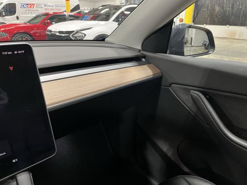 Used 2022 Tesla Model Y Long Range image 23