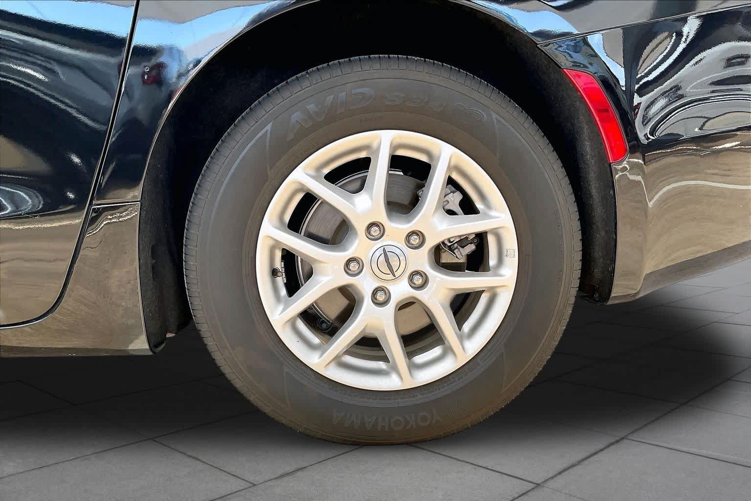 Used 2024 Chrysler Pacifica Touring-L FWD image 12