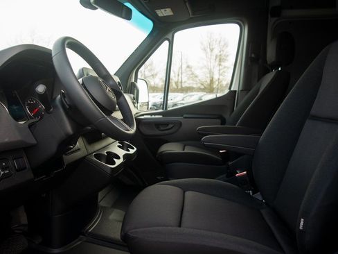 Used 2025 Mercedes-Benz Sprinter 2500 image 32