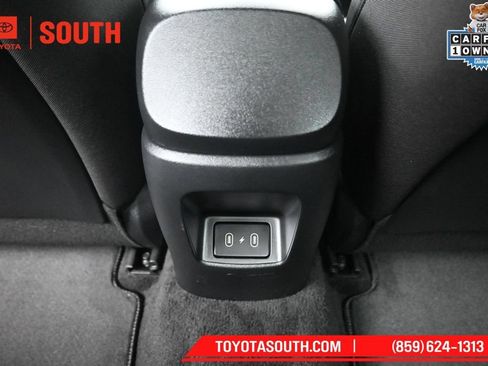 Used 2025 Hyundai Elantra SE FWD image 25