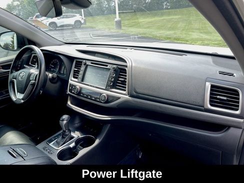 Used 2017 Toyota Highlander Limited AWD/4WD image 21