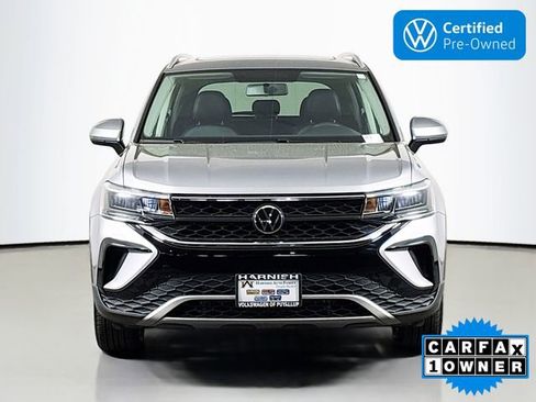 Certified 2022 Volkswagen Taos SE w/ Panoramic Sunroof Package FWD image 2
