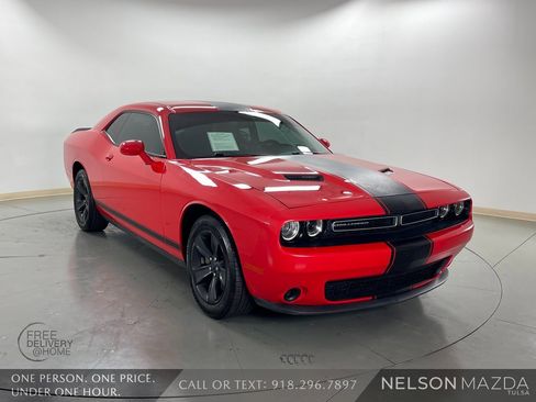 Used 2015 Dodge Challenger SXT image 4