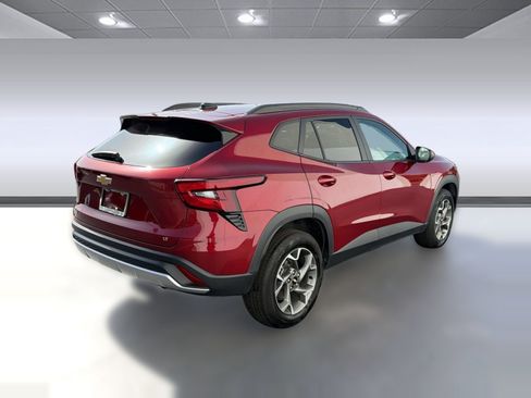 Used 2025 Chevrolet Trax LT w/ LT Convenience Package FWD image 8