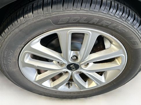 Used 2017 Kia Soul + FWD image 11