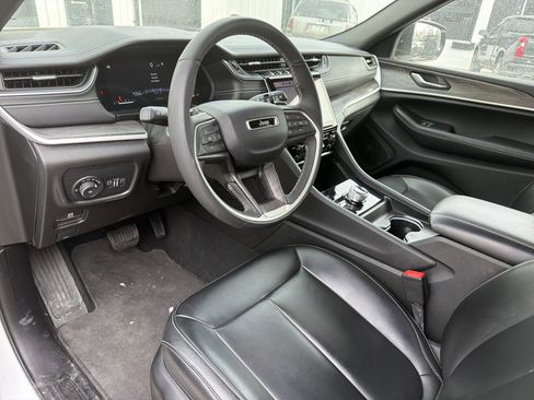 Used 2024 Jeep Grand Cherokee L Limited image 17