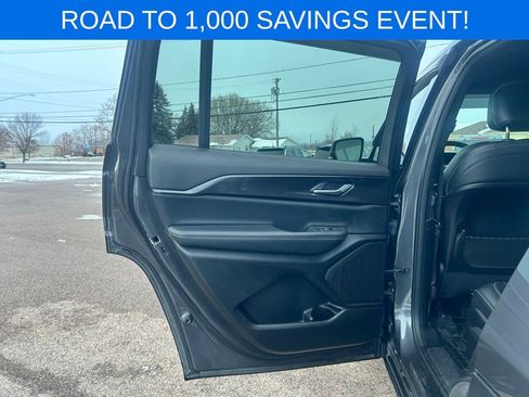 Used 2023 Jeep Grand Cherokee L Laredo image 16