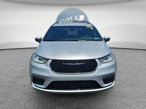 Used 2023 Chrysler Pacifica Touring-L w/ S Appearance Package AWD/4WD image 9
