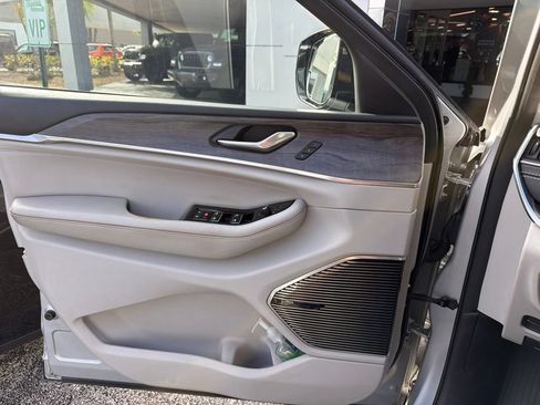 Used 2022 Jeep Grand Cherokee Overland AWD/4WD image 7