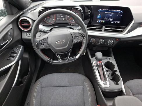 Used 2024 Chevrolet Trax RS w/ Sunroof Package image 12