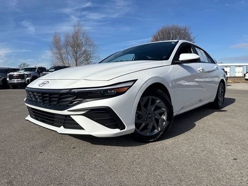 Used 2024 Hyundai Elantra SEL image 1