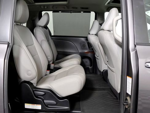 Used 2018 Toyota Sienna Limited image 53