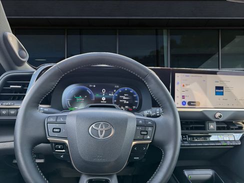 Used 2025 Toyota Crown Signia Limited image 4