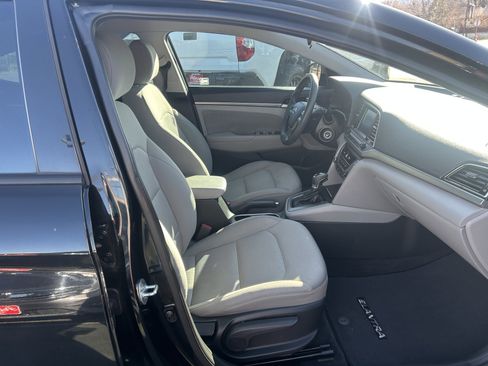 Used 2017 Hyundai Elantra SE image 10