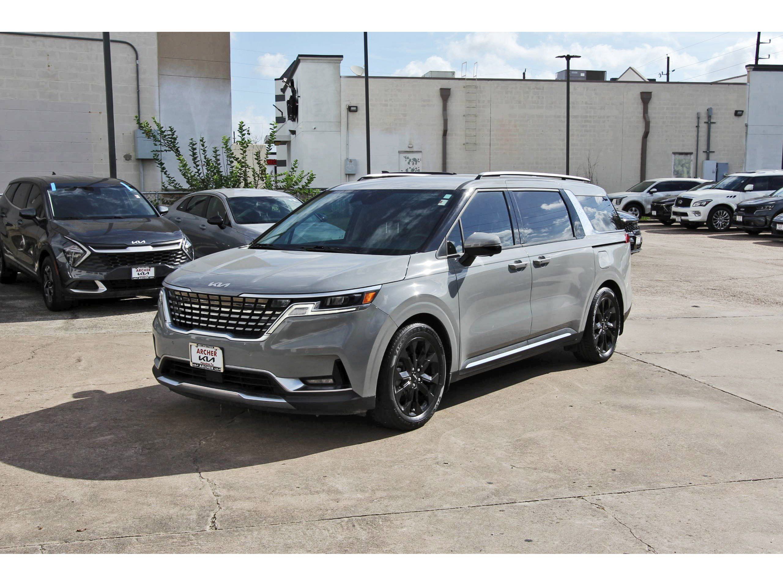 Certified 2022 Kia Carnival SX FWD image 3
