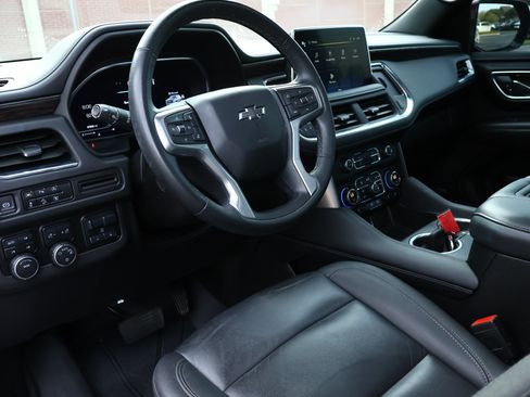 Used 2024 Chevrolet Tahoe Z71 w/ Luxury Package AWD/4WD image 3