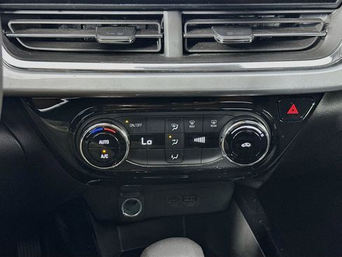 Used 2025 Chevrolet Trax LT FWD image 23