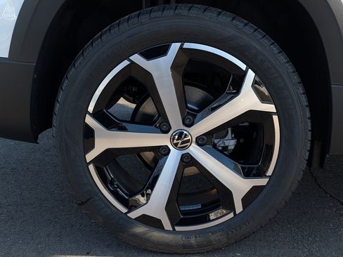 New 2026 Volkswagen Taos SEL image 5