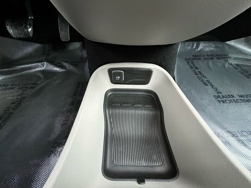 Used 2024 Chrysler Pacifica Touring-L FWD image 19