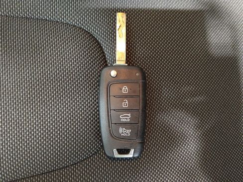Used 2025 Hyundai Elantra SE FWD image 32