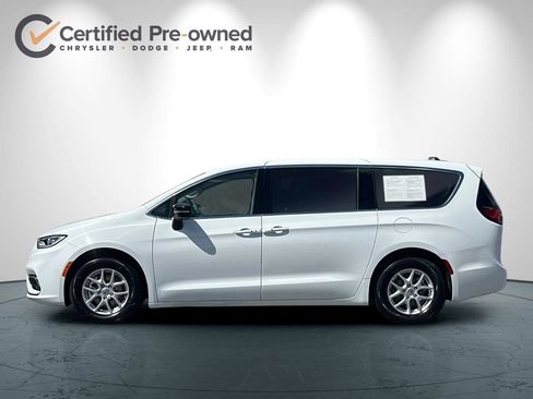 Used 2024 Chrysler Pacifica Touring-L FWD image 7