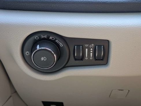 Used 2020 Chrysler Pacifica Limited FWD image 25