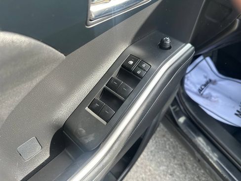 Used 2023 Toyota Highlander XLE AWD/4WD image 11