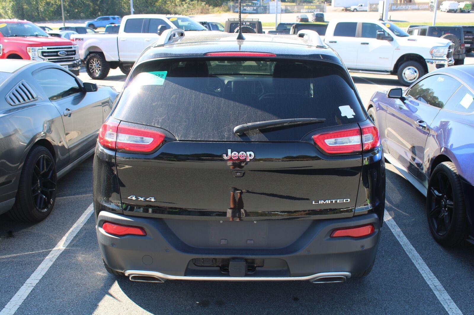 Used 2017 Jeep Cherokee Limited w/ Technology Group AWD/4WD image 5