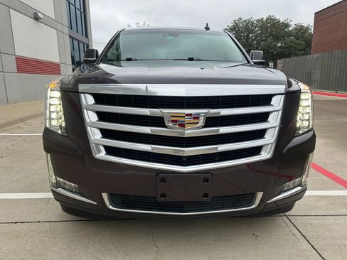 Used 2016 Cadillac Escalade Luxury image 3