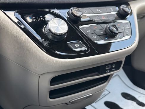 Used 2017 Chrysler Pacifica Touring-L FWD image 35