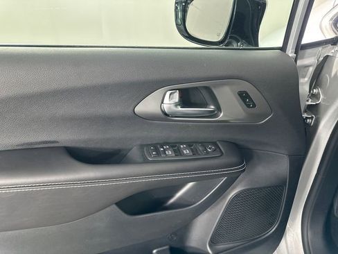 New 2026 Chrysler Pacifica Select AWD/4WD image 18