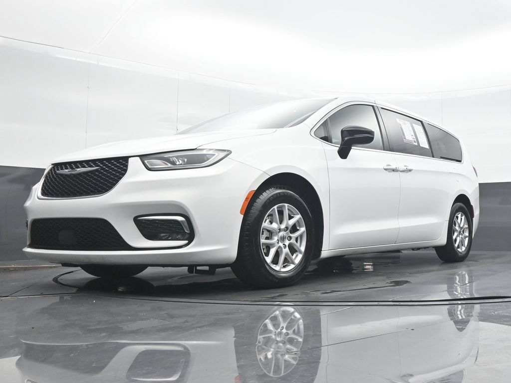 Used 2025 Chrysler Pacifica Select FWD image 25