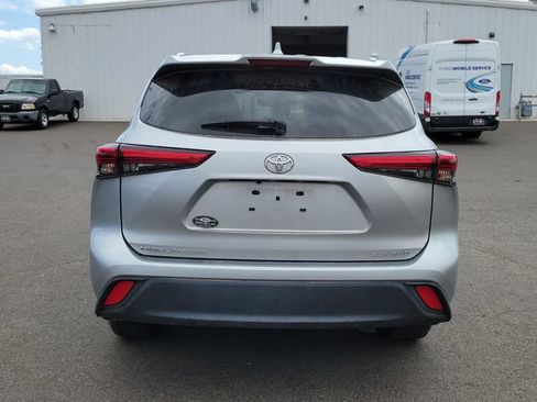 Used 2023 Toyota Highlander XLE AWD/4WD image 4