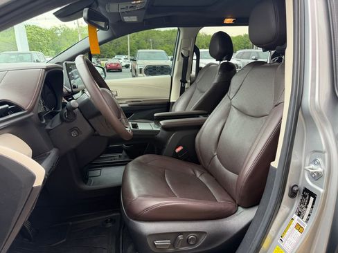 Used 2024 Toyota Sienna Platinum FWD image 10