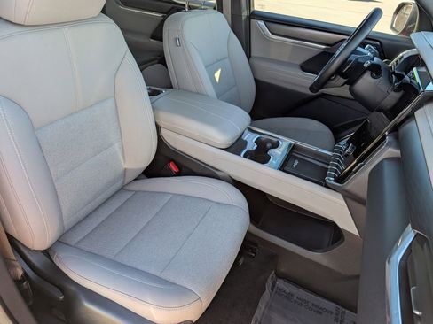 Used 2025 GMC Acadia Elevation image 12