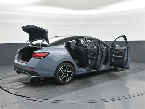 Used 2025 Nissan Sentra SR w/ SR Premium Package image 46