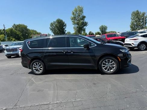 Used 2023 Chrysler Pacifica Touring-L w/ Uconnect Theater Family Group AWD/4WD image 7