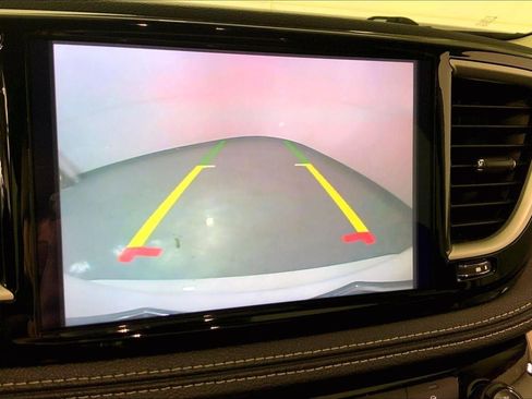 Used 2024 Chrysler Pacifica Select image 21