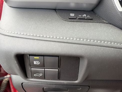Used 2022 Toyota Highlander XLE FWD image 29