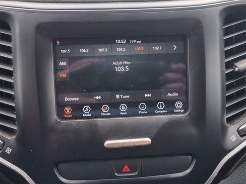 Used 2019 Jeep Cherokee Latitude w/ Popular Appearance Group image 16