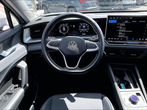 Certified 2026 Volkswagen Tiguan SE w/ Panoramic Sunroof Package FWD image 19